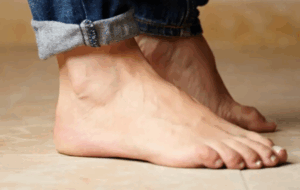 درمان صافی کف پا؛ علائم، دلایل، روش‌های تشخیص و بهترین درمان‌های غیرجراحی