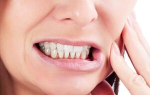عوارض خطرناک دندان قروچه (براکسیسم) بر سلامت فک و صورت + روش درمان