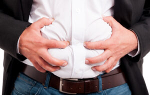 شکم درد همراه با نفخ؛ از علت تا هشدار خطر