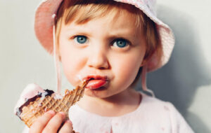 خطرات خوردن بستنی در کودکان و بزرگسالان